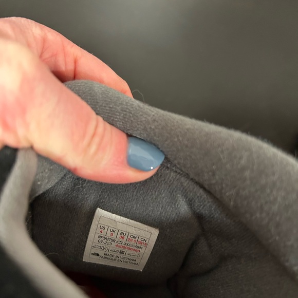 The North Face Black Insulated Winter Boots - big kids size 4 - Picture 10 of 13